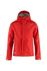Campera impermeable roja con capucha ajustable, cierre frontal con solapa y bolsillos laterales con cierre.