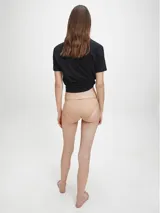 Bombacha bikini color piel con cintura elástica con logo Calvin Klein y ribetes de encaje floral.