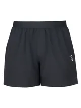 Short de entrenamiento Under Armour, color negro, con diseño ligero y duradero. Cuenta con cintura elástica con cordón interno, bolsillos laterales abiertos, un bolsillo lateral con cremallera invisible y aberturas en el bajo para mayor movilidad.