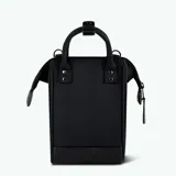Bolso bandolera negro de poliéster con tejido repelente al agua, logo de la marca en cuero sintético y correa desmontable.