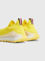 Zapatillas de running Tommy Hilfiger color amarillo, confeccionadas en tejido de punto elástico de poliéster reciclado, con cordones, suela dentada y plantilla de acupresión.