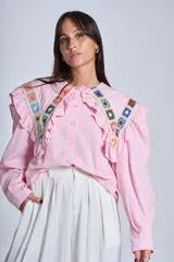 Camisa color crema con cuello Claudine y bordado de crochet multicolor.