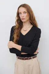 Remera de manga larga con escote en V, confeccionada en algodón de doble capa con textura suave y ajuste al cuerpo.