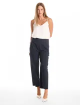 Pantalón de corte wide leg y largo cropped, color azul marino con diseño de micro-rayas verticales. Presenta cintura ancha estilo pull-on, bolsillos laterales discretos y dobladillo ancho en el ruedo.