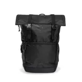 Mochila roll-up de 25 litros color negro, con cierre principal y sistema enrollable asegurado por dos hebillas. Presenta un bolsillo frontal con cierre, bolsillos laterales elásticos y compartimento interno acolchado para notebook de hasta 15 pulgadas. Incluye cinta posterior para enganche en carry on, tiras de hombros y panel trasero acolchados.