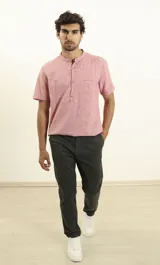 Pantalón de vestir color gris oscuro, de corte recto y tiro medio.