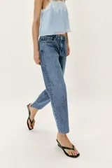 Jeans de tiro alto con diseño de cinco bolsillos, corte slim y bajo con acabado sin costuras. Cierre frontal con cremallera y botón.