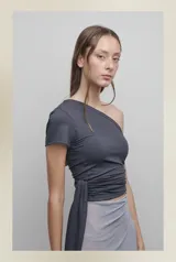 Top gris asimétrico de viscosa, con un solo hombro, manga corta y ajuste al cuerpo.