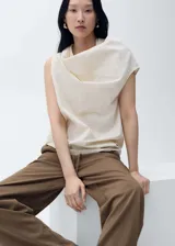 Pantalón de tiro medio color marrón, con diseño recto y holgado, cintura elástica con cordón ajustable y bolsillos laterales.