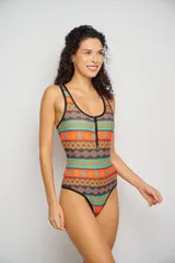 Malla entera de lycra estampada con motivos geométricos en tonos naranja, turquesa y marrón, con breteles finos negros, espalda deportiva y cierre frontal con cremallera.