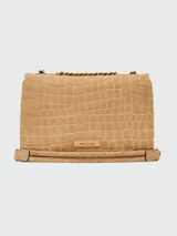 Cartera tipo shoulder bag de Marc Jacobs, confeccionada en gamuza con textura de efecto cocodrilo en color verde oliva. Presenta una solapa frontal con cierre metálico dorado y una correa de cadena dorada.