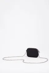 Monedero negro marca Bimba Y Lola de forma rectangular con cierre superior y correa de cadena metálica plateada. Incluye el logo de la marca impreso en plateado en la parte frontal.