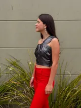 Top asimétrico plateado de crepé foil, con un solo hombro y cruce en el frente que se extiende hacia la espalda.