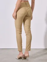 Pantalón jean skinny color beige de tejido stretch, con pretina con pasadores, botón y cierre, y bolsillos delanteros y traseros.