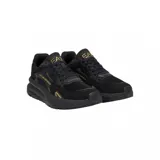 Championes deportivos EA7 Emporio Armani modelo Crusher Sonic Mix, color negro con detalles en blanco. Presentan una estructura combinada de malla y material sintético, con entresuela blanca gruesa y logo de la marca en el lateral y el talón.