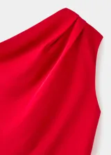 Vestido midi de corte evasé en color rojo, con diseño asimétrico de un solo hombro y detalle de fruncido. Cuenta con cierre de cremallera lateral y forro interior.