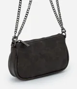 Cartera bandolera compacta de cuero sintético color negro, con cierre superior y doble correa de cadena metálica, una corta para el hombro y una larga ajustable.
