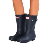 Botas de lluvia cortas Hunter Original, color azul marino, hechas de caucho natural vulcanizado con forro de poliéster y suela de goma con dibujo original de Hunter.