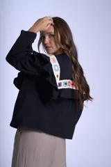 Camisa color crema con cuello Claudine y bordado de crochet multicolor.