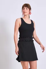 Falda corta de color marrón con detalle de volados en la cintura y corte recto.