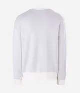 Suéter de corte boxy confeccionado en tejido jacquard de viscosa y poliéster. Presenta cuello redondo, mangas largas y un diseño estampado con lettering en color negro sobre fondo blanco.