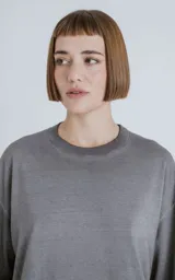Remerón de algodón premium, color gris oscuro con efecto gastado o teñido (maltinto), de corte extra oversize con hombros caídos y cuello redondo.