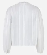 Blusa blanca de chiffon con cuello redondo y abertura en forma de gota en el frente. Tiene mangas 3/4 y rayas de hilo teñido metalizado.