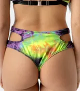 Conjunto de lencería con estampado animal print, compuesto por corpiño con tiras cruzadas y bombacha cavada con tiras laterales.