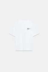 Camiseta blanca de manga corta y cuello redondo, con texto minimalista en negro en el pecho.