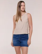 Blusa sin mangas de lino color beige, de silueta recta y relajada, con escote redondo y cartera de botones frontales.