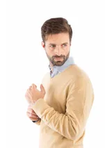 Sweater de punto con escote en V y mangas largas, confeccionado en una mezcla de algodón, nylon y spandex. Presenta un diseño clásico de corte recto con puños y ruedo acanalados.
