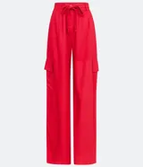 Pantalón acampanado de viscosa color rojo, con trabillas en la cintura, lazo y bolsillos cargo laterales.