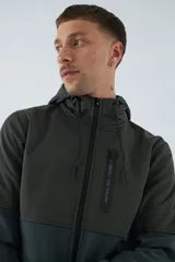 Campera verde oscuro con capucha ajustable, cierre frontal y bolsillos laterales. Tiene mangas largas y logo estampado en el pecho.