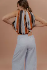 Pantalon de silueta amplia y tiro medio, de color celeste, con bolsillos laterales y traseros, ideal para los dias de verano.