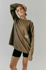 Remerón manga larga color marrón con estampa en serigrafía en frente y espalda con un cupido y el texto "Divine Chaos".