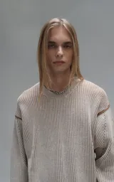 Sweater de punto con diseño de rayas verticales en tonos beige y marrón, cuello redondo y corte oversize.