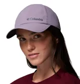Gorra técnica Columbia modelo Silver Ridge IV Ball, color violeta, con tecnología Omni-Shield y Omni-Wick para repeler líquidos y absorber la humedad. Cuenta con perforaciones láser para mayor transpirabilidad y cierre posterior ajustable con velcro.