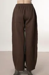 Pantalón de jogging color bordó, de corte recto y holgado, con cintura elástica y bolsillos laterales.