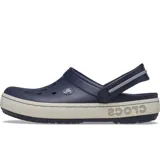Zueco Crocs modelo Crocband Heritage, de color negro con suela de plataforma en tono gris claro y detalles en relieve con la marca en el lateral.