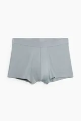 Pack de tres calzoncillos tipo trunk de punto elástico con costuras planas, cintura elástica y parte delantera forrada. Incluye colores negro, verde oscuro y gris.