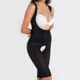 Body modelador entero color piel, para post-operatorio de lipoaspiración, con breteles laterales y refuerzo en zona abdominal. Confeccionado con tela de faja de alta contención y fibra LYCRA®. Presenta broches delanteros reforzados y orificio sanitario en entrepierna.