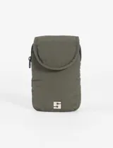 Porta celular de diseño acolchado en color verde oliva, con solapa frontal y detalle metálico con logo en la parte inferior.