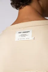 Buzo oversize de corte boxy, confeccionado en algodón rústico de alto gramaje en color beige. Presenta cuello redondo con borde crudo, mangas largas y una estampa frontal con el texto VCP delimitado por líneas horizontales blancas.