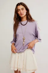 Remera de algodón muy suave, de calce oversize y silueta recta, con escote redondo y mangas cortas de hombro caído.