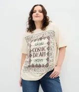 Remera de algodón color beige con cuello redondo, mangas cortas y corte holgado. Presenta un estampado frontal con la frase 'Cosmic Dream' rodeada por un diseño de estilo bandana.