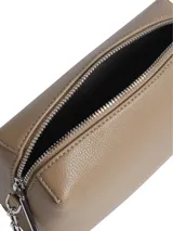 Cartera bandolera Calvin Klein modelo Camera, color beige, confeccionada en poliuretano con cierre de cremallera y correa de cadena plateada. Presenta el logo de la marca en el frente.