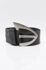 Cinturón ancho de cuero negro con costuras decorativas y gran hebilla metálica de diseño triangular con acabado envejecido.