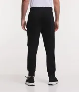 Pantalón jogger deportivo de corte ajustado, con cintura elástica y cordón de ajuste. Cuenta con bolsillos laterales con cierre y puños elásticos en el bajo. Diseño liso en color negro.
