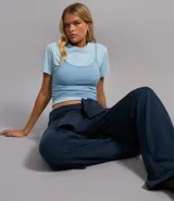 Blusa cropped blanca de algodón con breteles finos.