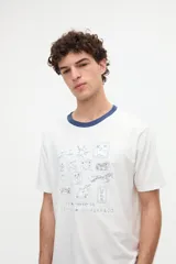 Remera celeste de manga corta con cuello redondo en color tostado y diseño bordado en el pecho.
